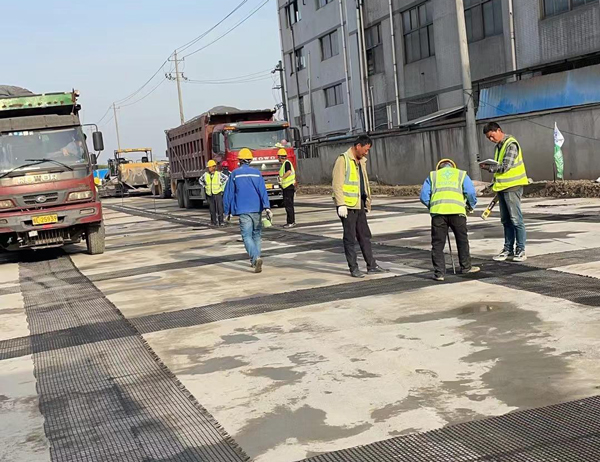 合作老材料的新故事：玻璃纤维土工格栅如何在‘白改黑’浪潮中重获新生？